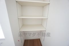 便利な洗面室収納。散らかりがちなバスタオルや清掃用品、化粧品や予備のシャンプー等もきれいに整頓できますね。