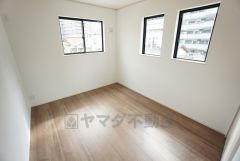 2面採光を確保した明るい室内は、風通しも良く、大変居心地の良い空間となっております。寝室としてもおすすめです。