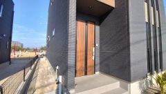 家の顔となる玄関扉がかっこいいと、たくさんの人を招き入れたくなりますね＾＾