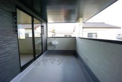 同仕様写真。現況と異なる場合は現況を優先します。陽当たりの良いバルコニーです。お洗濯やお布団干しはもちろん、日光浴スペースにも。足元は防水工事施工済です。