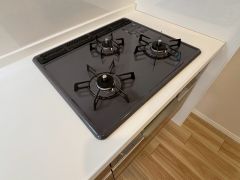 3種類の料理が同時に調理できる、3口ガスコンロ。忙しい夕食の支度時間が短縮できて効率よくお料理が楽しめます。