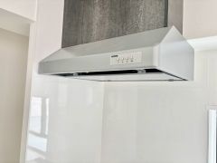コンロ上には換気扇完備＾＾すぐ横に小窓が設けられているので、換気扇と合わせてWで換気できます＾＾
