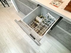 炊事時間を大幅に短縮できる食器洗浄乾燥機付き＾＾食器を洗う手間が減るので家族とのコミュニケーションの時間や自分の時間が増えますね。