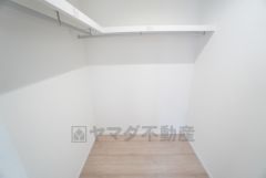 同形状・同仕様 2階の主寝室には大型のウォークインクローゼット付き。奥行があるので、キャリーケース等もおけますよ＾＾