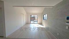 大きな窓のあるリビングは、陽光あふれる明るい空間です。各居室から行き来しやすく、ゆったりと寛げる憩いの場となりそうです。