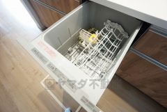 炊事時間を大幅に短縮できる食器洗浄乾燥機付き＾＾食器を洗う手間が減るので家族とのコミュニケーションの時間や自分の時間が増えますね。