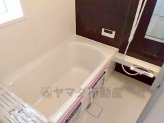 1日の疲れを癒すくつろぎのバスルーム。足を伸ばしてもゆったりと入れるサイズです。お子様と一緒にお風呂に入っても狭くないですね＾＾