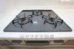 3種類の料理が同時に調理できる、3口ガスコンロ。忙しい夕食の支度時間が短縮できて効率よくお料理が楽しめます。