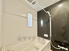 1日の疲れを癒すくつろぎのバスルーム。足を伸ばしてもゆったりと入れるサイズです。お子様と一緒にお風呂に入っても狭くないですね＾＾