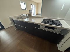 収納も、作業スペースも広々と設けられた使いやすいシステムキッチンです＾＾カウンターキッチンなので、ご家族と会話をしながら楽しくお料理ができます＾＾