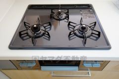 同仕様写真。現況と異なる場合は現況を優先します。3種類の料理が同時に調理できる、3口ガスコンロ。忙しい夕食の支度時間が短縮できて効率よくお料理が楽しめます。