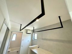 室内物干しを2本設置したランドリールーム。天候を気にせず洗濯物を干せるほか、洗う・干す・しまうがスムーズに行える家事ラク動線です。