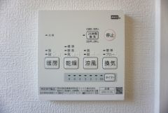 同形状・同仕様。浴室暖房乾燥機付き。天候に左右されず、いつでも好きなときに洗濯物を干せるので、仕事や家事で忙しい方に重宝します。