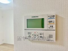 お湯張り、追い炊き、足し湯がボタン一つで楽々操作できる給湯機リモコンと、防犯性もばっちり、TVモニター付きインターホンがキッチン横にあり便利です。