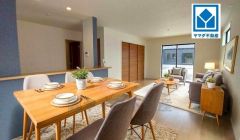 （家具はCGによるイメージとなります） 家族が集まる開放的なリビング。思い思いの時間を過ごしたり食事をしたり、素敵な団らんの場になりますね。