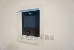 防犯性もばっちり、TVモニター付きインターホン完備。大きなモニターで玄関先を確認できます。録画機能が付いているので不在時の訪問者も確認できて安心です＾＾
