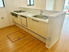 対面式カウンターキッチンからはお子様の様子が見守れます。ダイニングへの配膳や調理の時便利なカウンター付き。