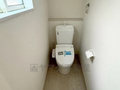 ウォシュレット付きトイレです。1階2階の2ヶ所にトイレがあるので、忙しい朝にもゆとりができますね＾＾ 温水洗浄便座リモコン付き。