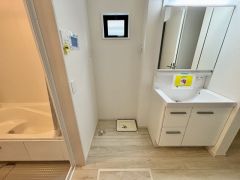 三面鏡裏収納付き洗面化粧台です＾＾ 歯磨きセットやスキンケア用品などの収納に＾＾ランドリースペース上部には窓も付いており換気に便利です＾＾
