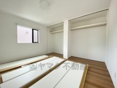 暖かい日差しが差し込む洋室。たっぷり収納できるクローゼット付きでお部屋の中をすっきりと快適に保てます。