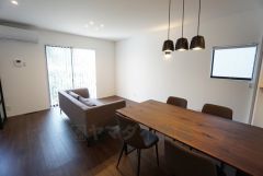 大きな窓のあるリビングは、陽光あふれる明るい空間です。ゆったりと寛げる憩いの場となりそうです。