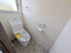 窓付きのトイレは換気もしやすく清潔に使えます＾＾