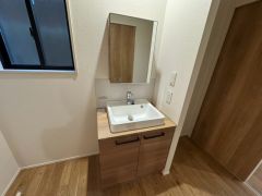 スタイリッシュな洗面台を導入しました＾＾すっきりとした見た目でおしゃれですね。鏡裏と洗面ボウル下に収納付きの洗面台なので、整理整頓ができスッキリと使えます＾＾