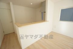 ダイニングへの配膳や調理の時便利なカウンター。ちょっとしたティータイムにもお使いいただけます。