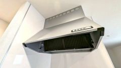 コンロ上には換気扇完備＾＾お手入れしやすい薄型レンジフードを採用。毎日のお料理も快適に楽しめるキッチンです。
