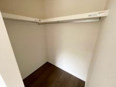 収納力豊富なウォークインクローゼット。洋服や小物などを1箇所にまとめて美しい収納を実現します。スーツケースのような大型の荷物も置けます＾＾
