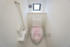 温水洗浄機付トイレです。節水機能もあるので、安心して使えますね。もちろん、1階2階の2ヶ所にトイレがあるので、忙しい朝にもゆとりができますね。