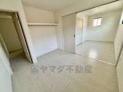 居室としてももちろん、収納や書斎、お子様のプレイスペースにも＾＾使い勝手が良さそうです＾＾クローゼットが設けられているので、すっきりと整理整頓でき気持ちよく過ごせます＾＾