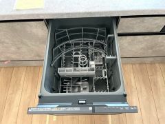 炊事時間を大幅に短縮できる食器洗浄乾燥機付き＾＾食器を洗う手間が減るので家族とのコミュニケーションの時間や自分の時間が増えますね。