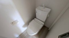ウォシュレット、暖房便座、節電・節水機能など、使い勝手のよい高機能トイレです。温水洗浄便座リモコン付き。