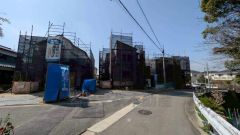 東側約4.5m公道（法42条1項1号道路）、北西側約3.6m公道（法43条2項2号道路）、北東側約3.9m公道（法43条2項2号道路）