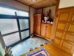 広さのある玄関で開放感のある空間。収納も備わっています。