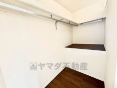 大容量のウォークインクローゼット。季節ごとのお洋服全てを収納できるので、衣替えも楽になりますね＾＾