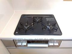 3種類の料理が同時に調理できる、3口ガスコンロ。忙しい夕食の支度時間が短縮できて効率よくお料理が楽しめます。