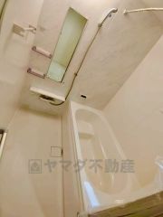 1日の疲れを癒すくつろぎのバスルーム。足を伸ばしてもゆったりと入れるサイズです。お子様と一緒にお風呂に入っても狭くないですね＾＾ 