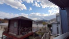 目の前に日差しを遮る建物がないので日当たり良好です。お洗濯物がよく乾きそうですね。 お洗濯物を干すのに重宝しそうです＾＾