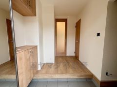 玄関扉から光の差し込む明るい玄関です。