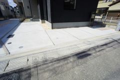 駐車スペースは2台分。マイカー用に、来客用に、ご利用いただけます。自転車やバイク置場としても重宝しますね。