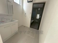 洗面台、洗濯機置き場、バスルームが連なっている、生活導線の考えられた作りになっています。