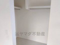 大容量のウォークインクローゼット。季節ごとのお洋服全てを収納できるので、手間のかかる衣替えも楽になりますね