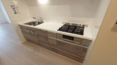 収納も、作業スペースも広々と設けられた使いやすいシステムキッチンです＾＾