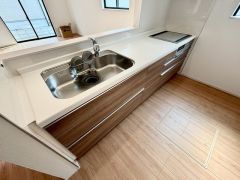 収納も、作業スペースも広々と設けられた使いやすいシステムキッチンです＾＾カウンターキッチンなので、ご家族と会話をしながら楽しくお料理ができます＾＾
