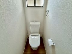 温水洗浄機付トイレです。節水機能もあるので、安心して使えますね。もちろん、1階2階の2ヶ所にトイレがあるので、忙しい朝にもゆとりができますね。