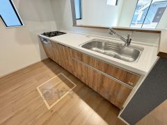 リビングダイニングを見渡せるキッチンです。最新の設備も充実しており、家族とコミュニケーションをとりながら、楽しくお料理や片付けができそうです＾＾