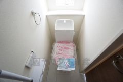 温水洗浄機付トイレです。節水機能もあるので、安心して使えますね。もちろん、1階2階の2ヶ所にトイレがあるので、忙しい朝にもゆとりができますね。