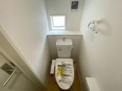 窓付きのトイレは換気もしやすく清潔に使えます＾＾ ウォシュレット、暖房便座、節電・節水機能など、使い勝手のよい高機能トイレです。
